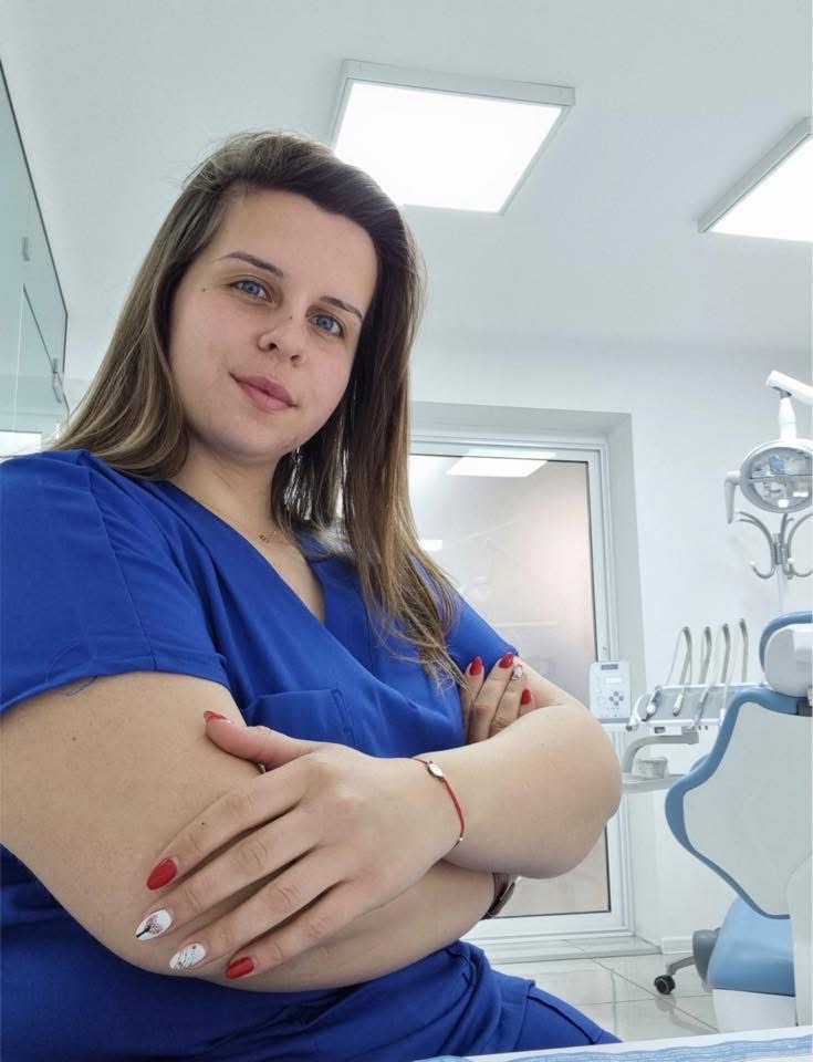 Д-р Ева Мерова в денталното студио
